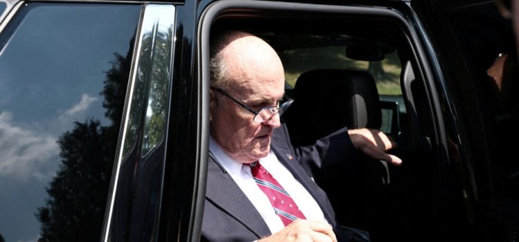 Rudy Giuliani se entrega y es liberado bajo fianza en caso electoral de Georgia