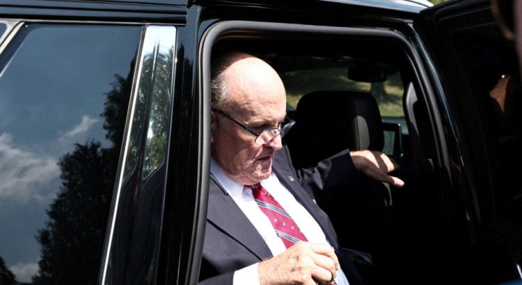 Rudy Giuliani se entrega y es liberado bajo fianza en caso electoral de Georgia