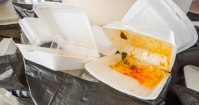 Estados Unidos enfrenta una creciente crisis de contaminación por espuma plástica en envases de comida