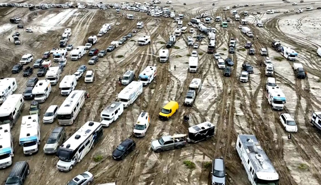 Fuertes lluvias atrapan a asistentes del Burning Man en el desierto de Nevada