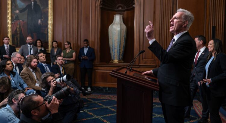 Presidente de la Cámara de Representantes de EE. UU. Kevin McCarthy busca financiamiento a corto plazo para evitar cierre del gobierno