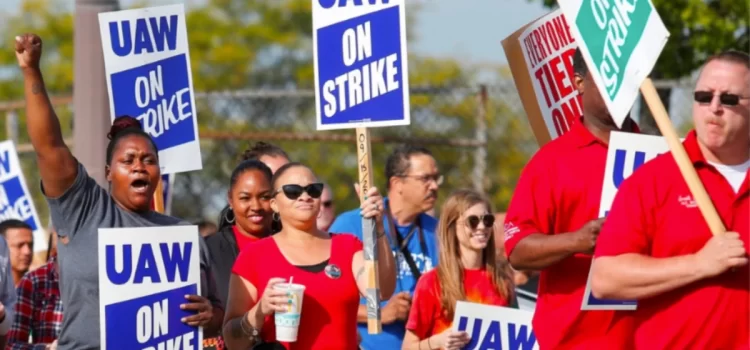 Sindicato UAW amenaza con huelgas en GM, Ford y Stellantis en EE. UU. mientras vence el convenio colectivo