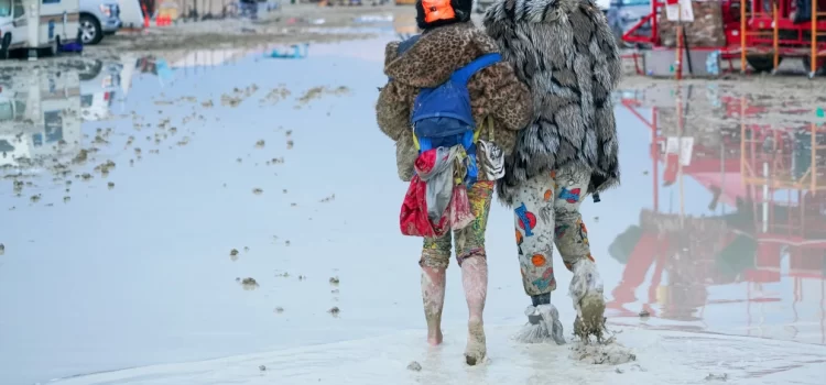 Tormenta obliga a asistentes al festival Burning Man a refugiarse en el desierto de Nevada