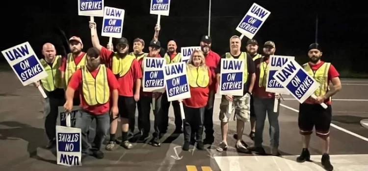 Trabajadores automotrices en huelga amenazan con paro en más plantas si no hay avances
