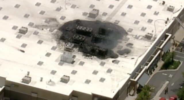 Avión se impacta contra techo de edificio comercial al sur de California