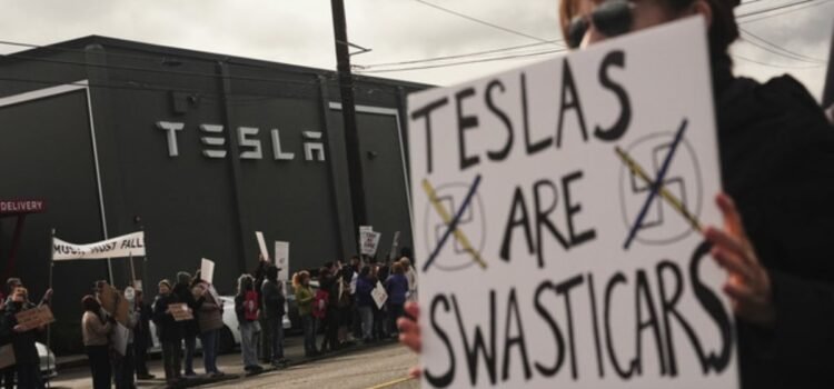 Cientos de protestas contra Musk en concesionarios de Tesla en todo el mundo