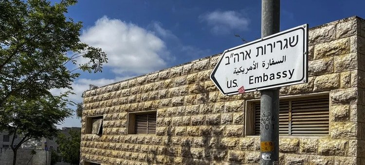 Estados Unidos cierra su embajada en Jerusalén por seguridad