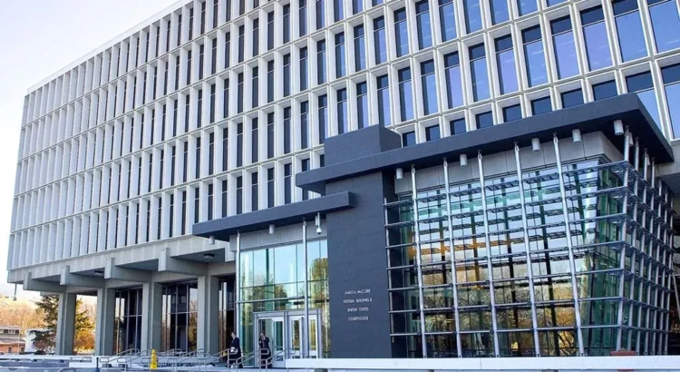 Estudiantes transgénero impugnan la ley de baños del campus de Idaho con una demanda federal