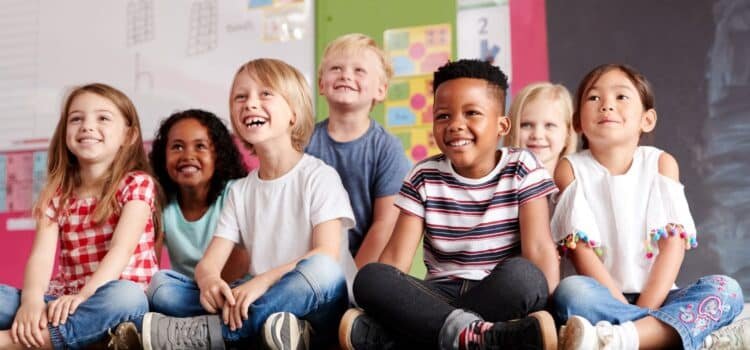 El Fiscal General de Idaho afirma que acoger a niños de todas las razas es una ideología política ilegal