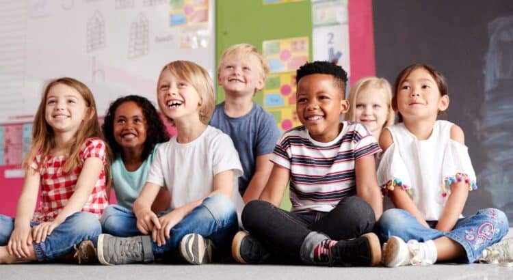 El Fiscal General de Idaho afirma que acoger a niños de todas las razas es una ideología política ilegal