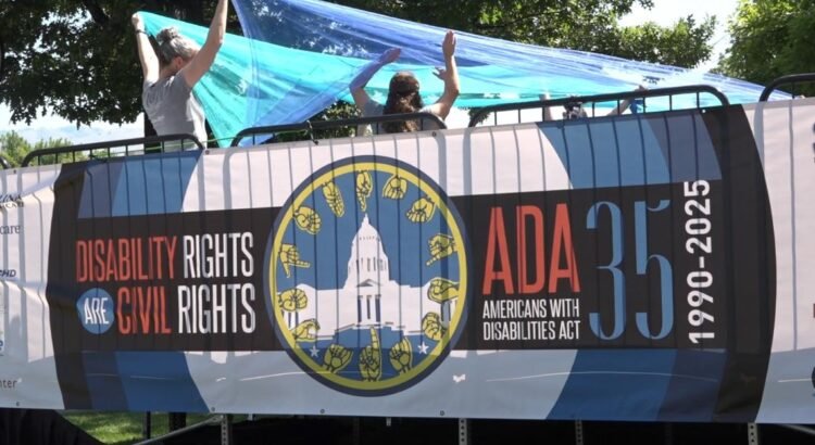 Hands Around the Capitol celebra 35 años de la Ley de Estadounidenses con Discapacidades