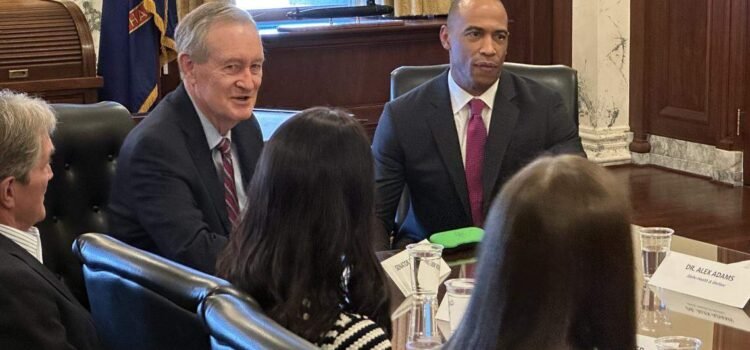 El secretario de HUD se reúne con el senador Mike Crapo en Boise para debatir sobre la asequibilidad de la vivienda.
