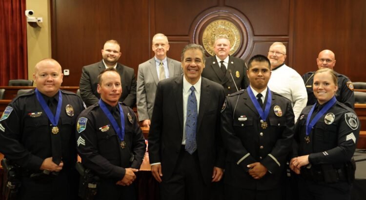 Idaho honra a cuatro valientes oficiales con la Medalla de Honor por su servicio heroico Idaho honra a cuatro valientes oficiales con la Medalla de Honor por su servicio heroico