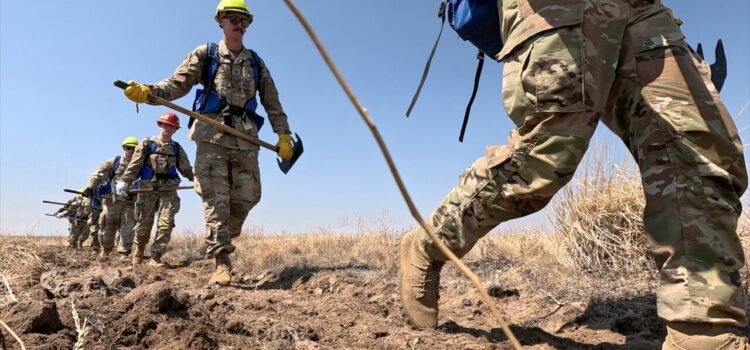 Los miembros de la Guardia Nacional de Idaho se entrenan para ser bomberos forestales