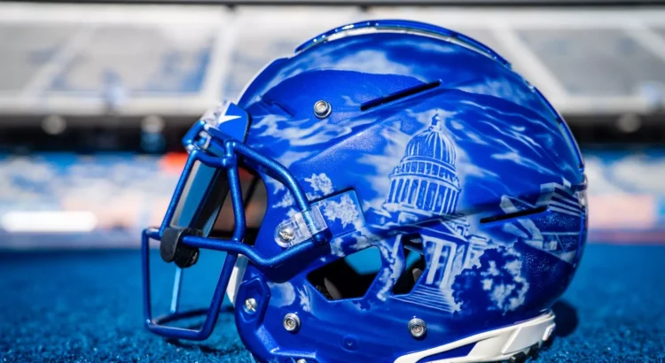 Boise State rinde homenaje a Idaho con un diseño de casco personalizado Boise State rinde homenaje a Idaho con un diseño de casco personalizado