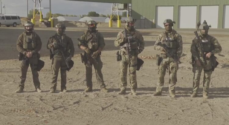 Más de 50 personas detenidas mientras ICE se une al FBI en redada en pista de caballos de Idaho Más de 50 personas detenidas mientras ICE se une al FBI en redada en pista de caballos de Idaho