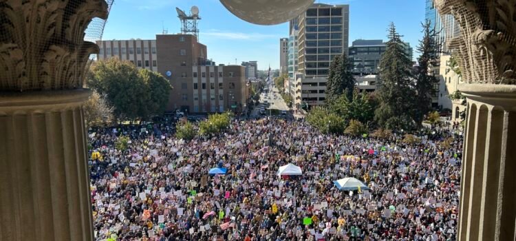 Miles de habitantes de Idaho participan en la protesta anti-Trump No Kings de Boise en el Capitolio estatal.