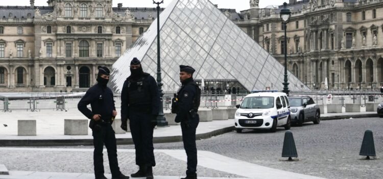 Robo de película en el Museo de Louvre