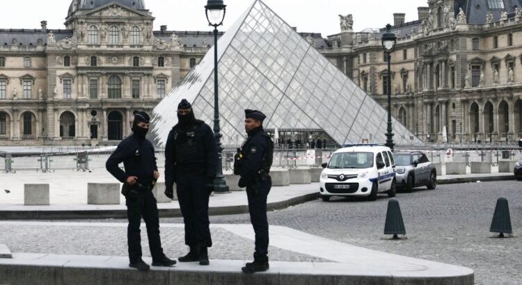 Robo de película en el Museo de Louvre Robo de película en el Museo de Louvre