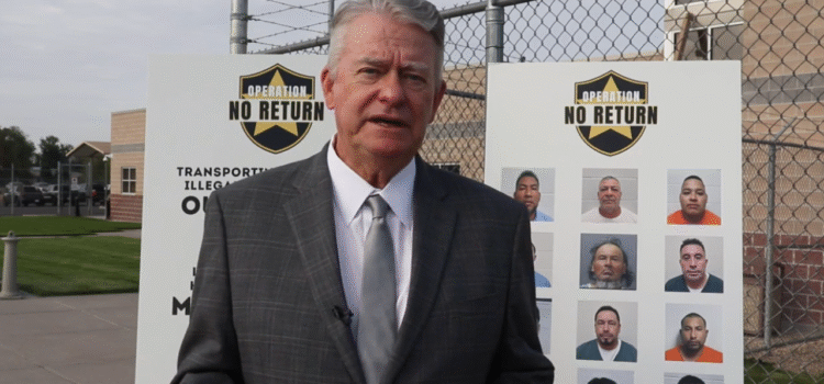 Gobernador Little afirma que Idaho ha transferido a decenas de delincuentes no ciudadanos