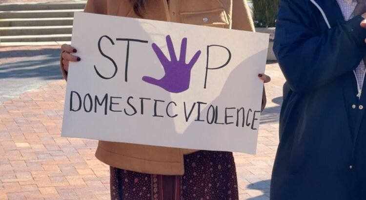 Comunidad se reúne en Boise para crear conciencia sobre la violencia doméstica Comunidad se reúne en Boise para crear conciencia sobre la violencia doméstica