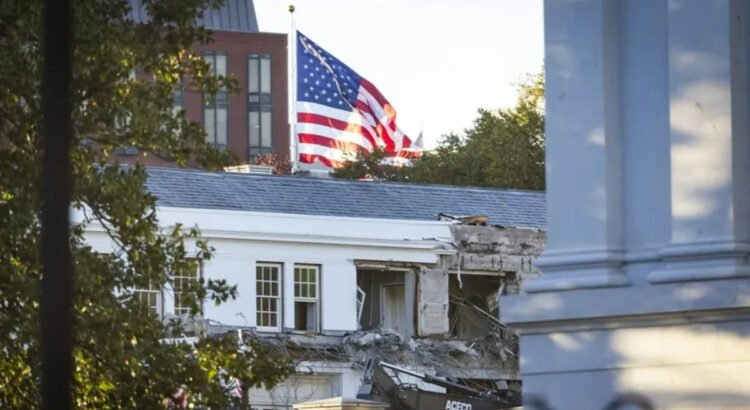 Una parte de la Casa Blanca es demolida para construir el salón de baile de Trump Una parte de la Casa Blanca es demolida para construir el salón de baile de Trump