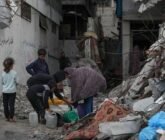 Una nueva oleada de bombardeos israelíes mata a 32 personas en Gaza, 12 de ellas menores