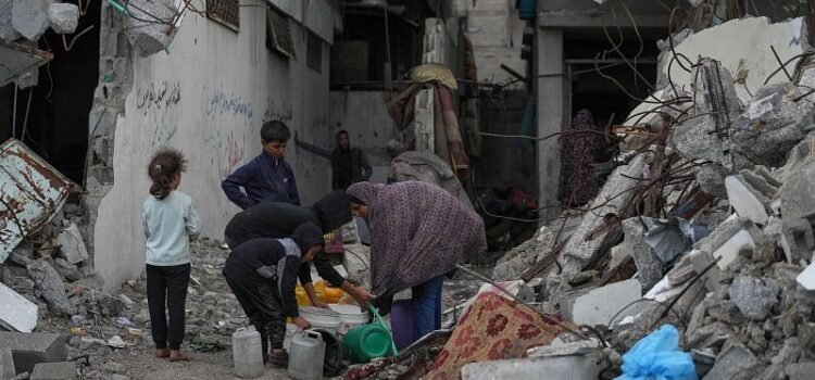 Una nueva oleada de bombardeos israelíes mata a 32 personas en Gaza, 12 de ellas menores