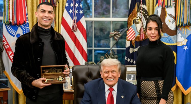 Cristiano Ronaldo recibe la Llave de Oro de la Casa Blanca tras reunión con Donald Trump Cristiano Ronaldo recibe la Llave de Oro de la Casa Blanca tras reunión con Donald Trump