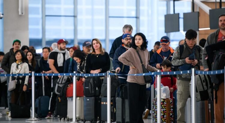 Cientos de vuelos cancelados en EEUU por cierre gubernamental Cientos de vuelos cancelados en EEUU por cierre gubernamental