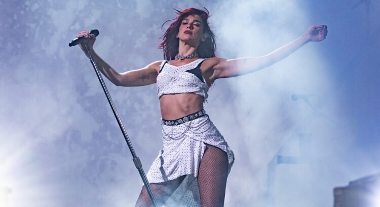 Dua Lipa rinde homenaje a artistas latinos en su “Radicalism Tour”