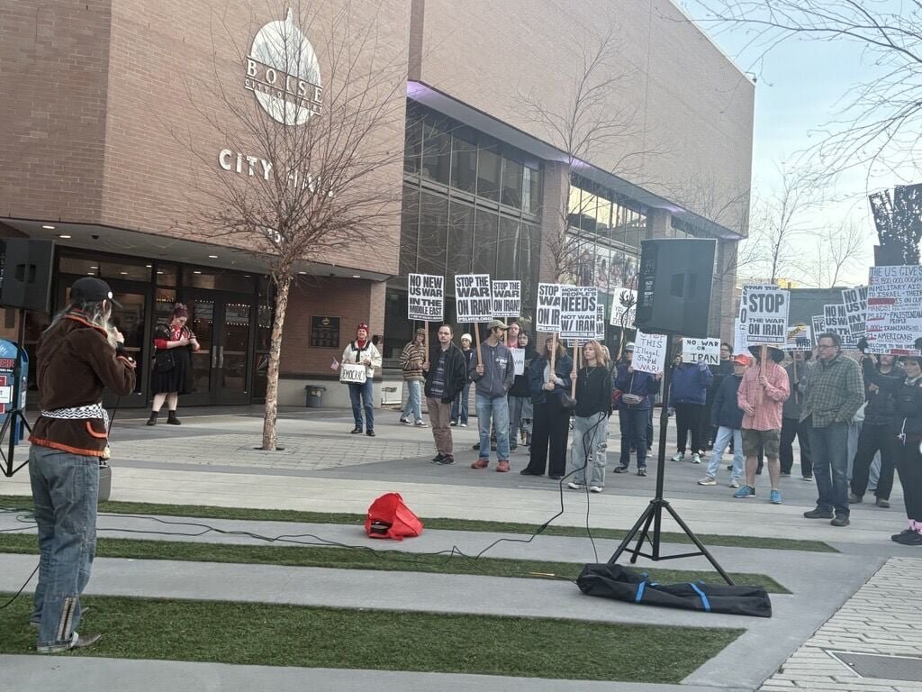 Manifestantes en Boise protestan contra la intervención estadounidense en Irán