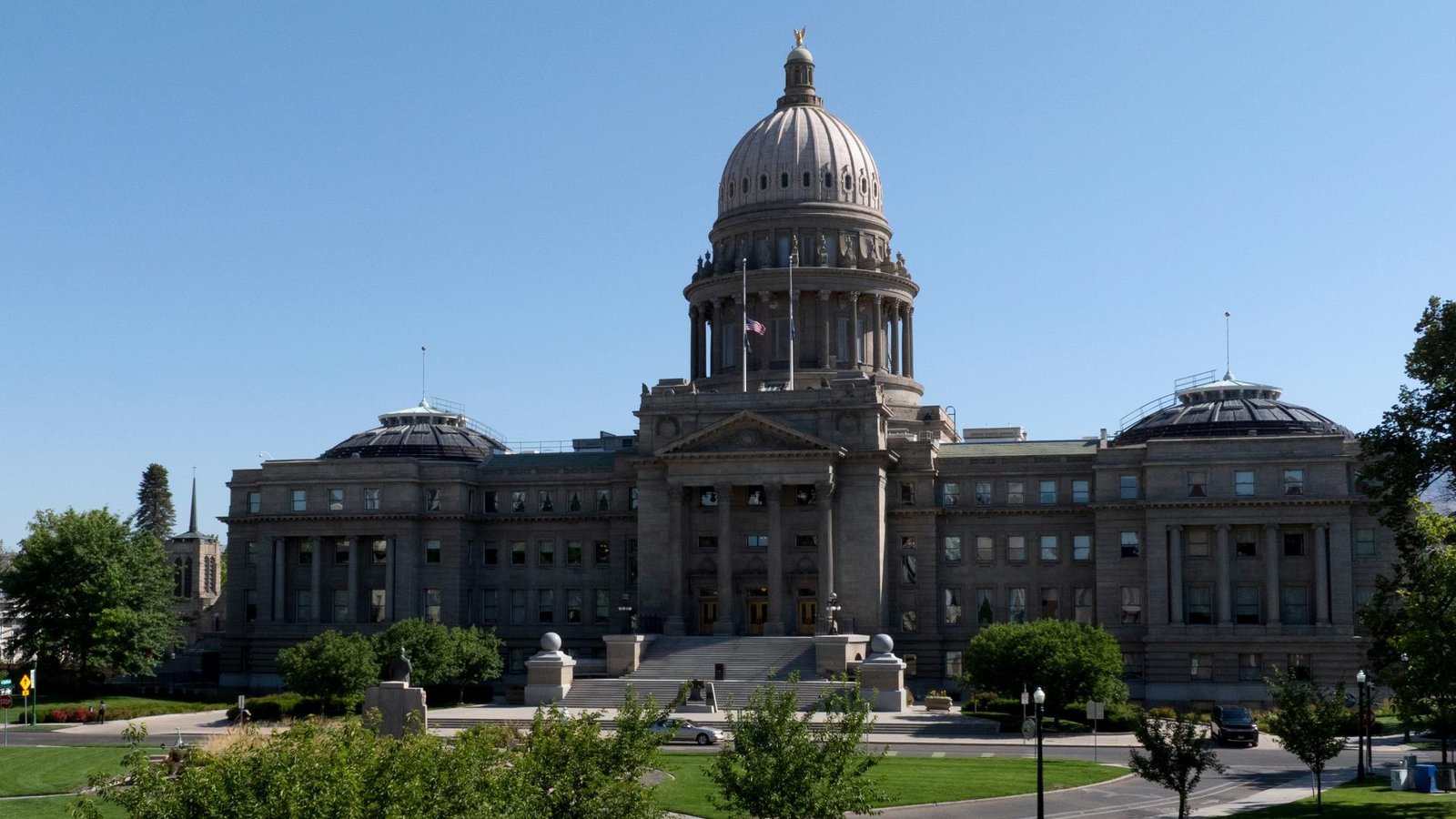 Gobernador de Idaho anuncia un recorte presupuestario a la Oficina del Defensor Público Estatal.
