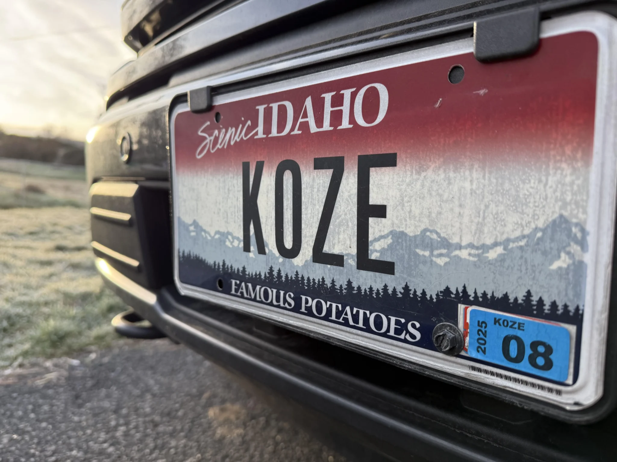 El gobernador Little firma un proyecto de ley que elimina las calcomanías para matrículas en Idaho.