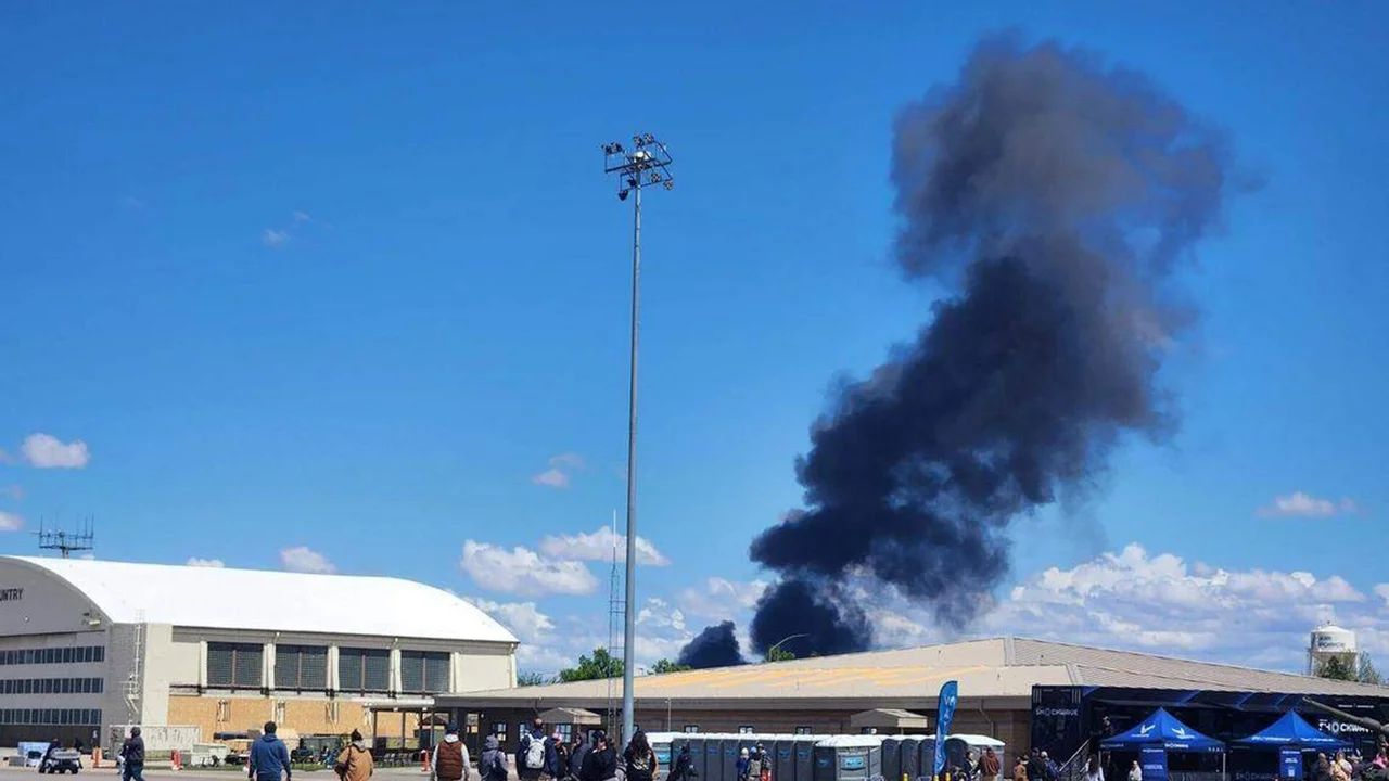 Dos aviones de la Armada chocan en el aire durante un espectáculo aéreo en Idaho.