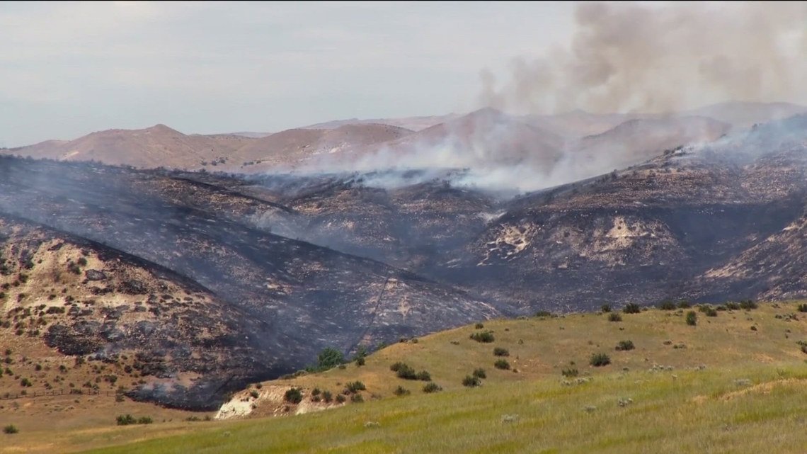 Los bomberos reanudan las labores de extinción del incendio de Claremont tras una “pausa táctica”